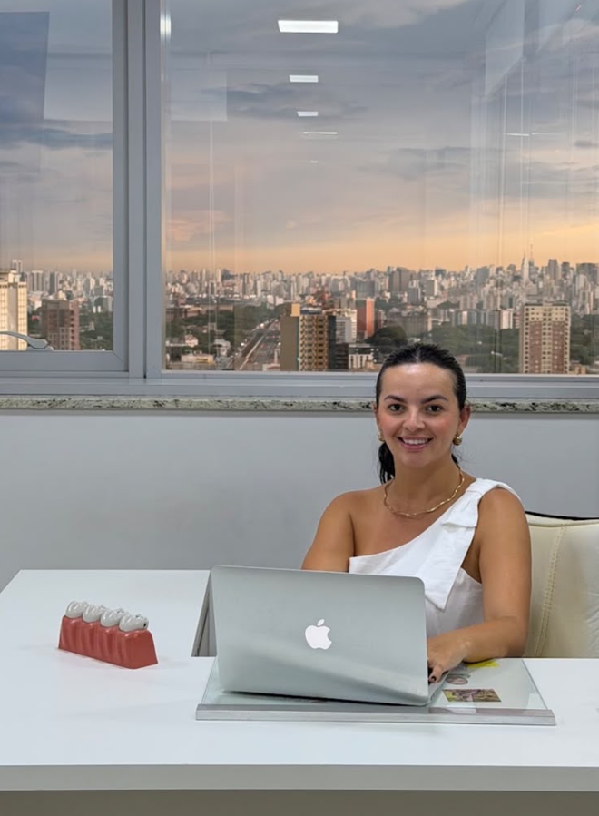 Dra. Iasminy Barros no consultório